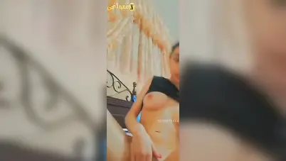 اندر ايدج تلعب في كسها الوردي وتفرج حبيبها سكس نودز مصري