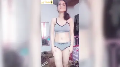 بنت اندر ايدج كيوت تدعك كسها الوردي سكس نودز مصري