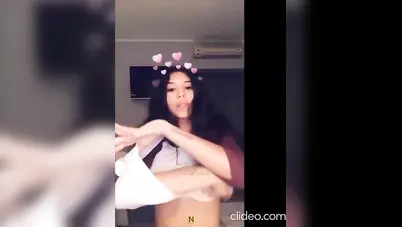 بنت اندر ايدج تلعب في بزازها الصغيرين سكس نودز مصري