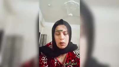ميلف محجبة بطيز كبيرة تقلع العباية وتعرض جسمها سكس نودز مصري