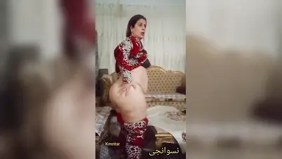 ميلف محجبة بطيز كبيرة تقلع العباية وتعرض جسمها سكس نودز مصري