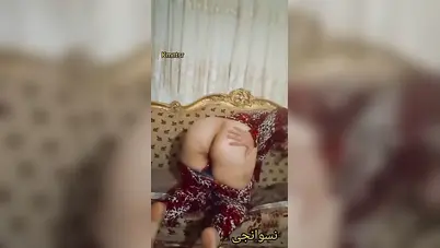ميلف محجبة بطيز كبيرة تقلع العباية وتعرض جسمها سكس نودز مصري
