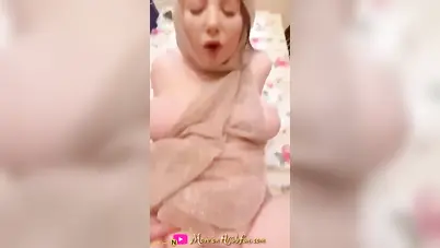 شرموطة جسمها لبن تتناك بحجابها وتصوت سكس مصري