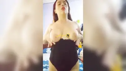 شرموطة هاي كلاس تصور نفسها وتقلع قميص النوم لحبيبها سكس نودز مصري