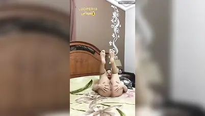 لبوة تنام على السرير وتفشخ كسها لعب سكس نودز مصري