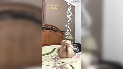 لبوة تنام على السرير وتفشخ كسها لعب سكس نودز مصري