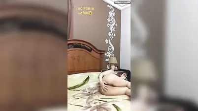 لبوة تنام على السرير وتفشخ كسها لعب سكس نودز مصري