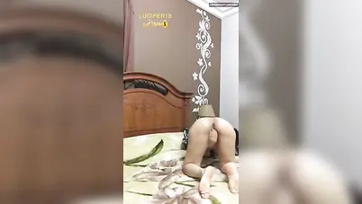 لبوة تنام على السرير وتفشخ كسها لعب سكس نودز مصري