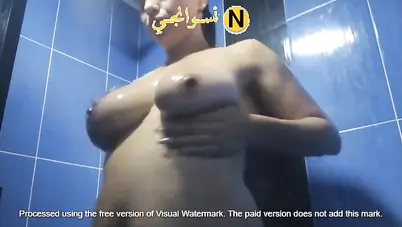 مزة نار تصور نفسها وهي بتستحما وتدلع سكس نودز مصري