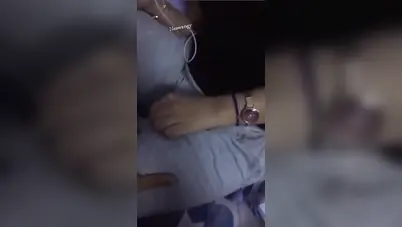 ولد هايج يتحرش باخته ويلمس كسها سكس مصري محارم