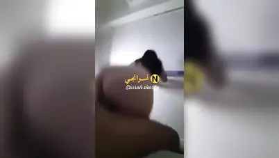 بنت بطيز فاجرة تتنطط على زب صاحبها وتخليه يولع سكس مصري