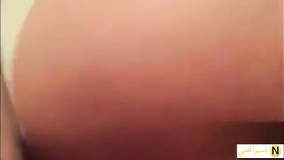 شاب هايج زانق صاحبته راكب فوقها يفشخها نيك وهي تصوت سكس مصري