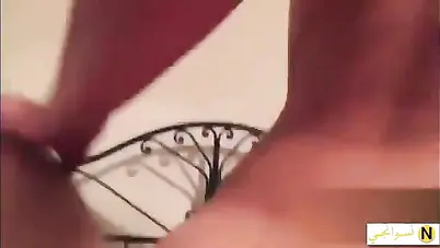 شاب هايج زانق صاحبته راكب فوقها يفشخها نيك وهي تصوت سكس مصري