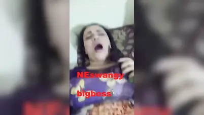 لبوة مصرية تتناك وهي بتكلم صاحبتها في التليفون سكس مصري