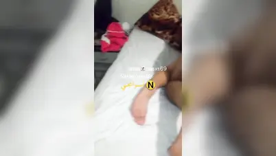 فحل زنجي يفشخ طيز لبوة قدام جوزها الديوث وهو يصور سكس مصري