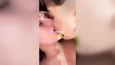 قحبة هايجة مع شاب صغير يمص بزازها ويهيجها سكس عربي