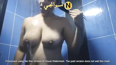 ميلف تعرض وهي بتستحما وتلعب في بزازها سكس نودز مصري