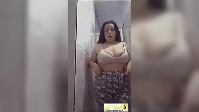 بنت كيرفي بزازها نار تعرض جسمها في الحمام سكس نودز مصري