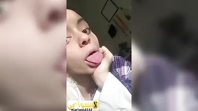 بنت كلبوبة ببزاز كبيرة تقلع وتفرج حبيبها سكس نودز مصري