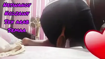 لبوة هايجة بطيز كبيرة تدخل الفرشة في طيزها سكس نودز مصري