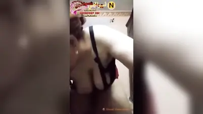 لبوة تلعب في بزازها وتتشرمط على حبيبها سكس نودز مصري