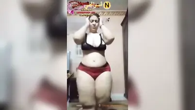 لبوة تلعب في بزازها وتتشرمط على حبيبها سكس نودز مصري