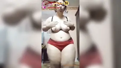 لبوة تلعب في بزازها وتتشرمط على حبيبها سكس نودز مصري