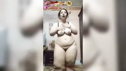 لبوة تلعب في بزازها وتتشرمط على حبيبها سكس نودز مصري