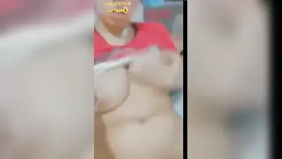 فلاحة هايجة في فيديو كول مع صاحبها تلعب في كسها سكس نودز مصري