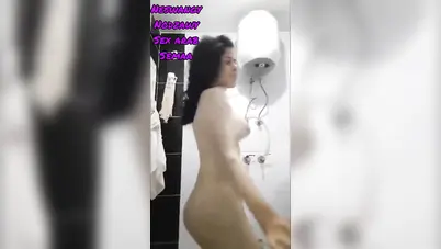 كتكوتة ترقص بلدي في الحمام وتقلع هدومها سكس نودز مصري