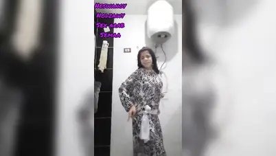 كتكوتة ترقص بلدي في الحمام وتقلع هدومها سكس نودز مصري