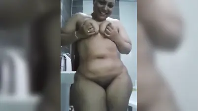 مزة مربربة دلوعة تعرض جسمها في الحمام سكس نودز مصري