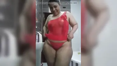 مزة مربربة دلوعة تعرض جسمها في الحمام سكس نودز مصري